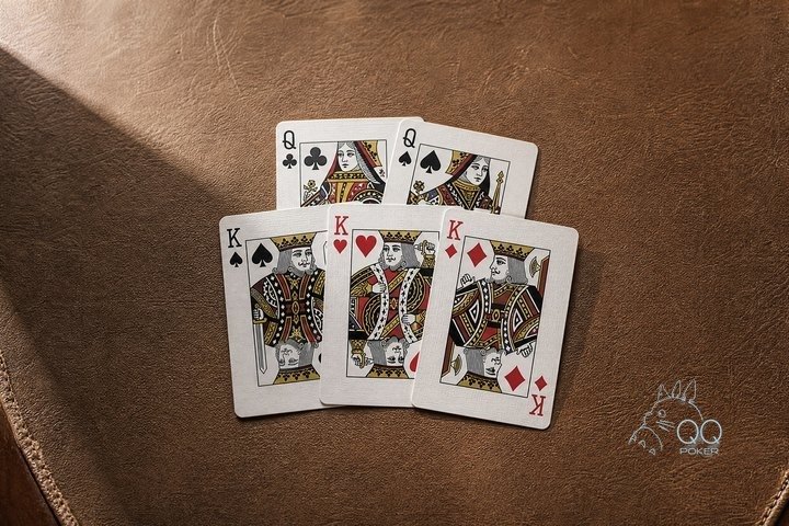 棕色皮革台面上一手葫芦正面朝上：三张 K 在前，两张 Q 叠在后